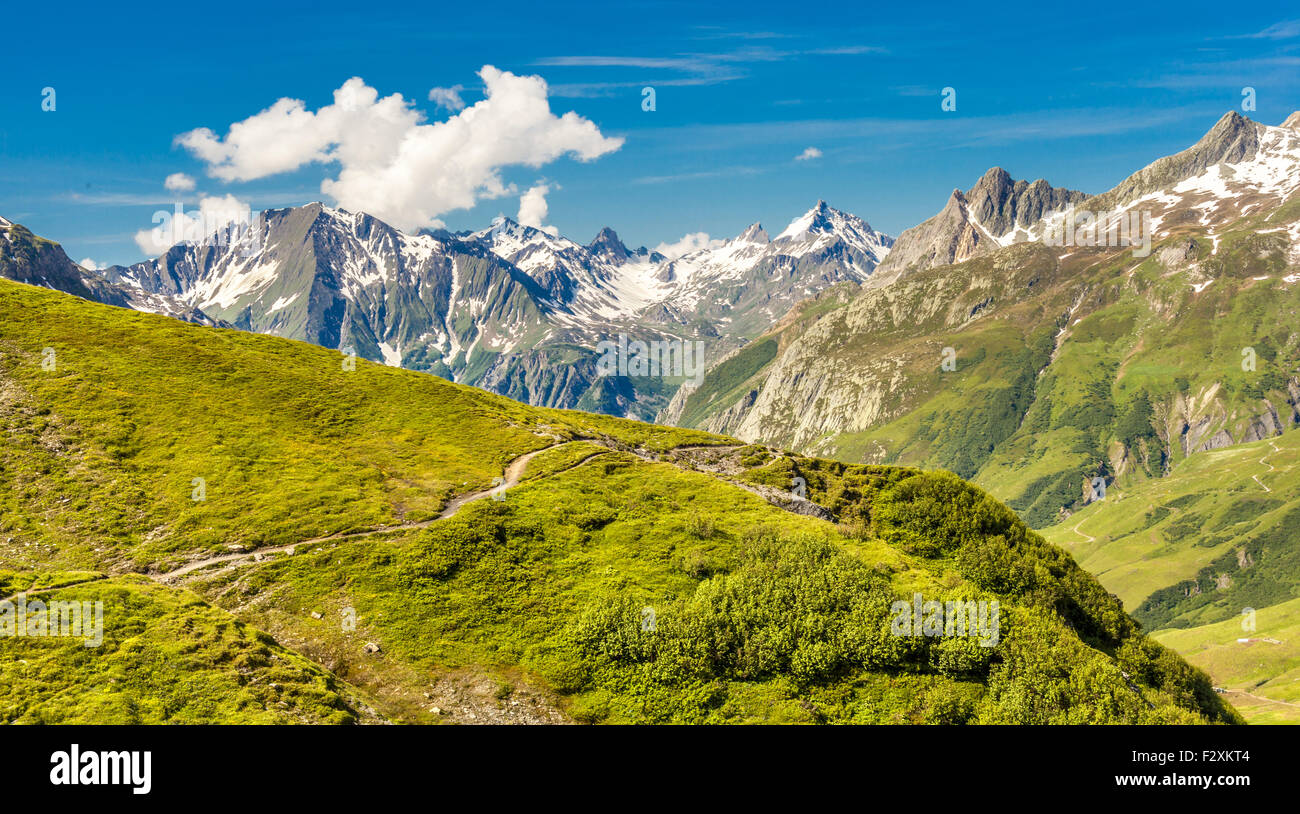 Bergwelt der Alpen mit einem Wanderweg im Vordergrund Stockfoto