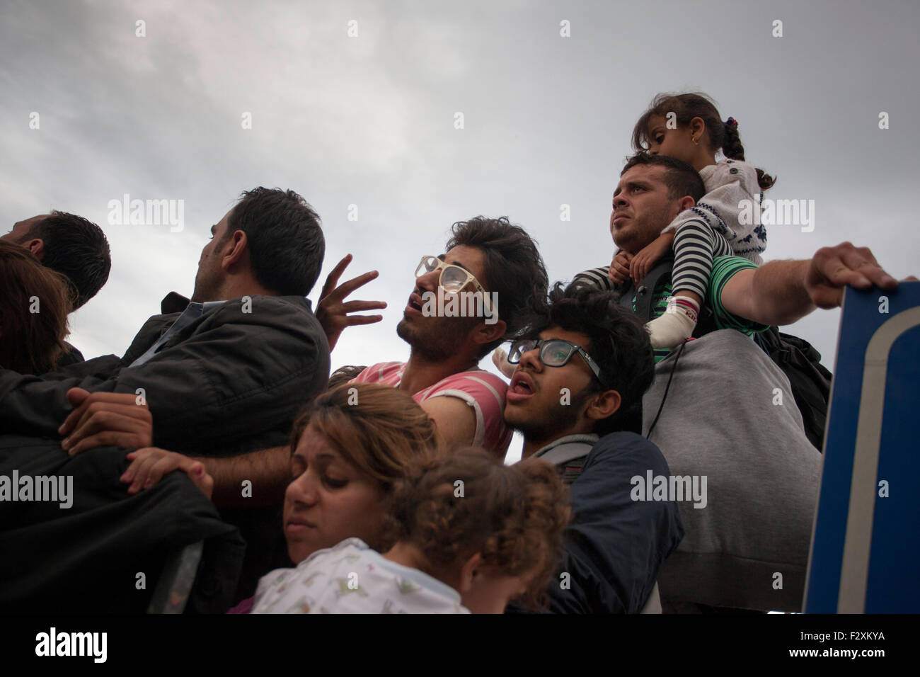 Flüchtlinge, warten darauf, in den Schengen-Raum bei Rigonce, Slowenien zu überqueren. Stockfoto