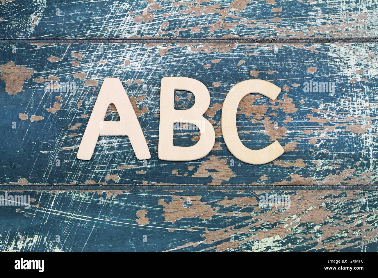 Buchstaben ABC mit Holzbuchstaben auf rustikalen Holzoberfläche geschrieben Stockfoto