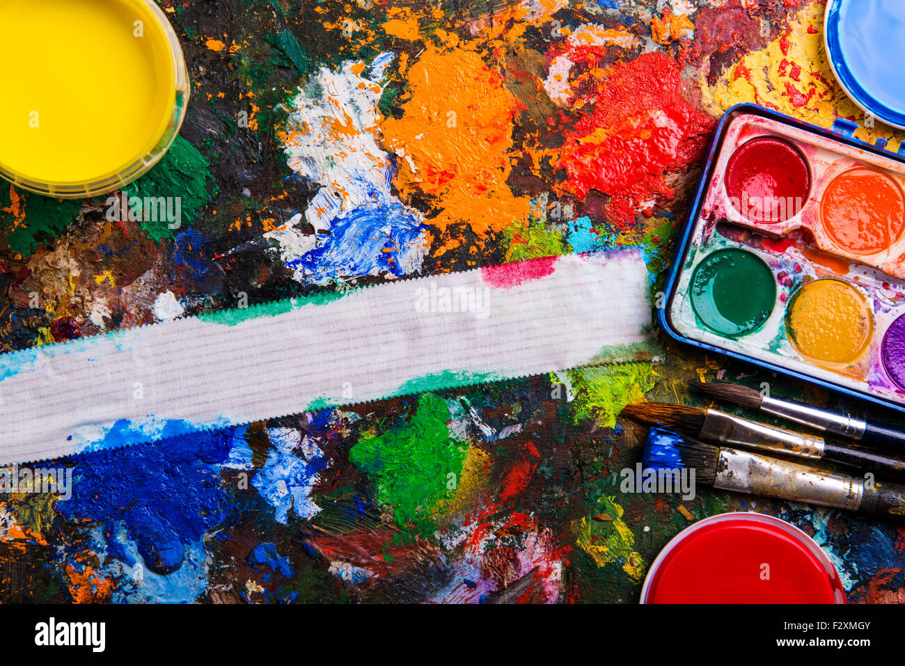 Schreibtisch des Künstlers mit Aquarellfarben und Pinsel. Stockfoto