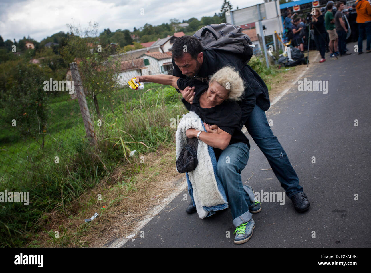 Ein weiblicher Flüchtling wird übergeben, nachdem sie durch den slowenisch-kroatischen Grenzübergang in Rigonce, Slowenien endlich. Stockfoto