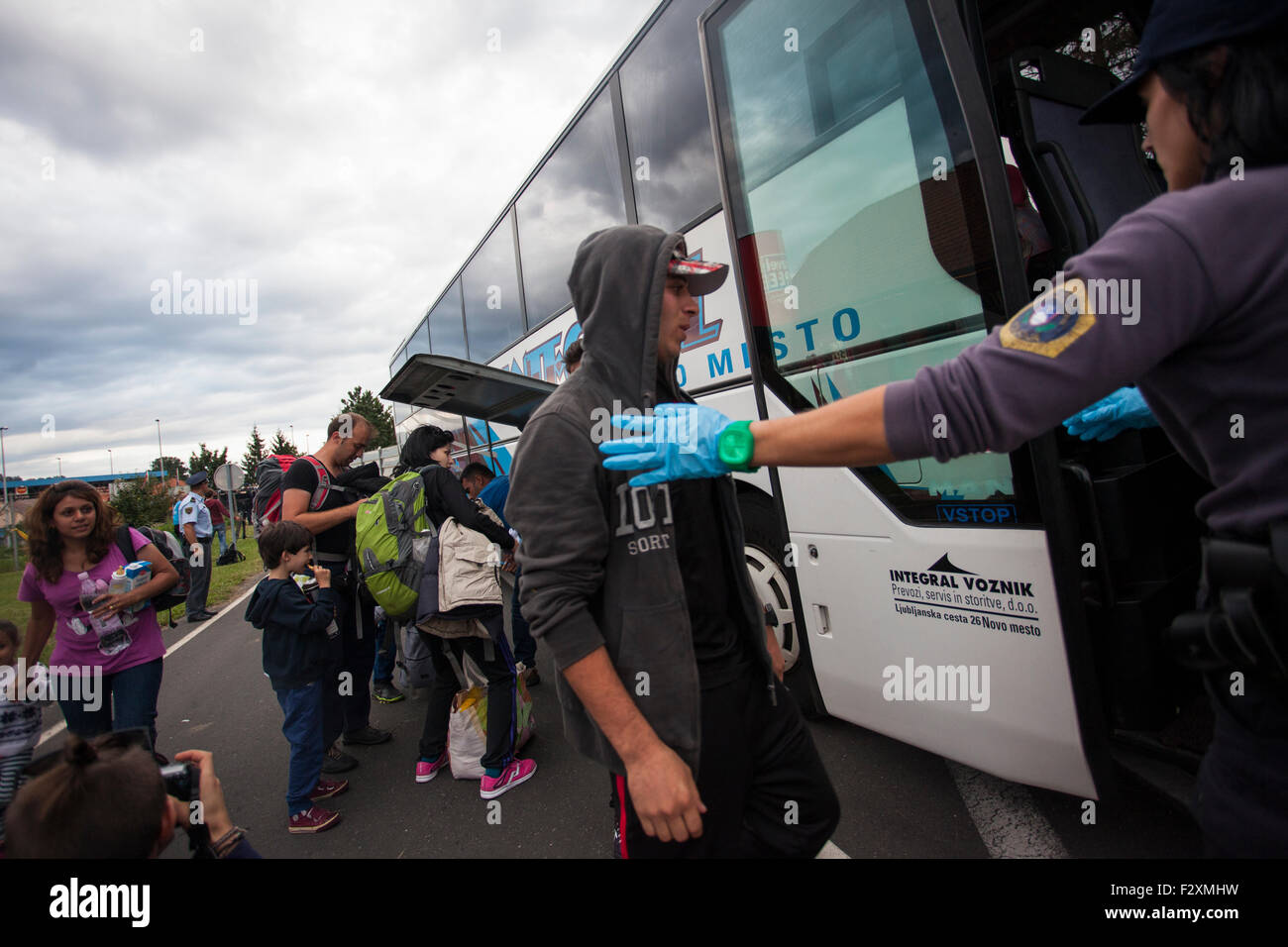 Betreten des Busses, die sie in den Flüchtlingslagern, bereit überall in Slowenien fahren Flüchtlinge Stockfoto
