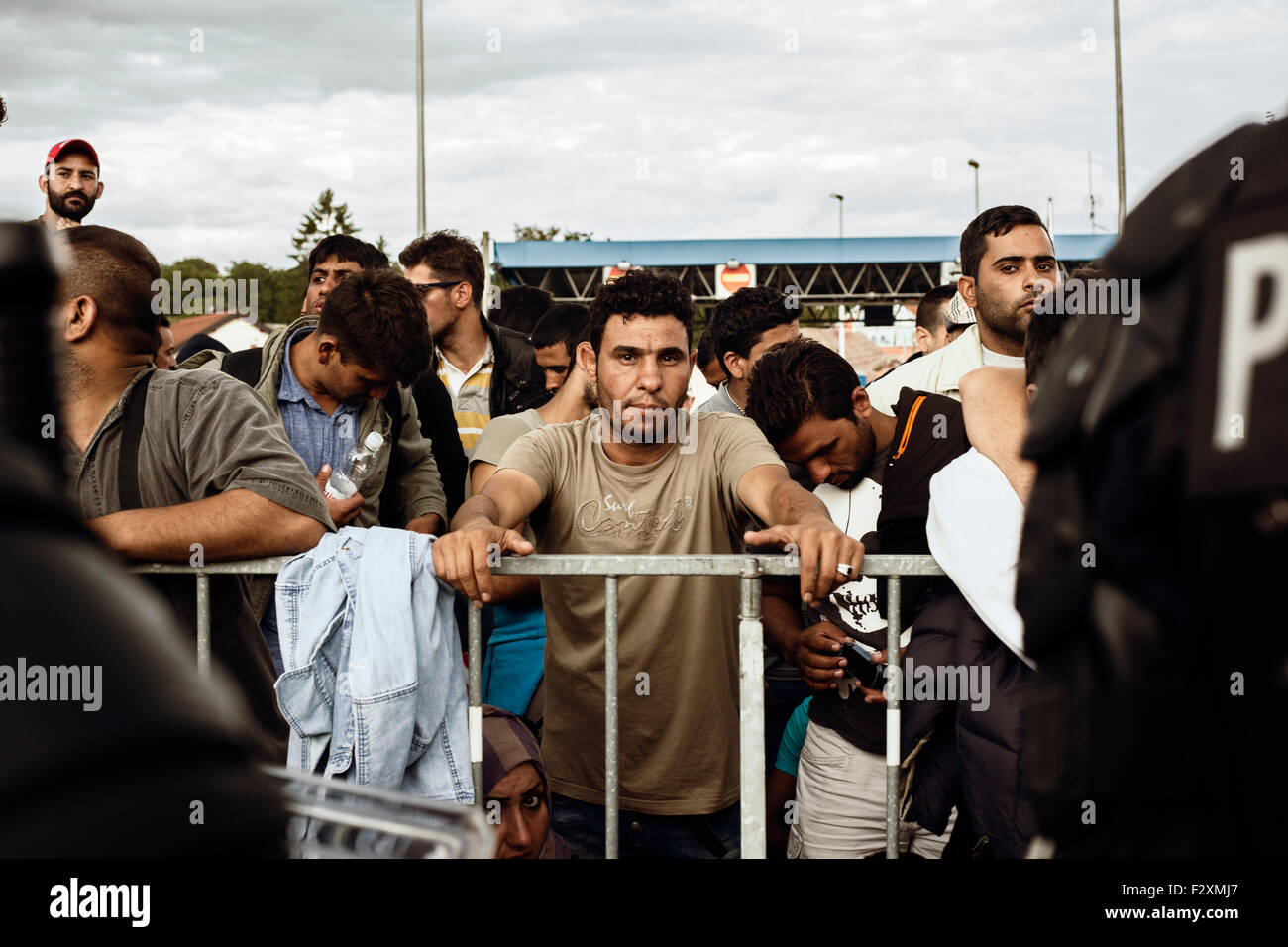 Flüchtlinge, die darauf warten, die Schengen-Grenze zwischen Kroatien und Slowenien am Rigonce Stockfoto