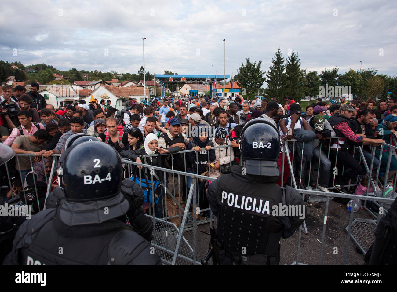 Polizei Wache an der Schengen-Grenze bei Rigonce, Slowenien, wie Hunderte von meist nahöstlichen Flüchtlinge beginnen, kommen. Stockfoto