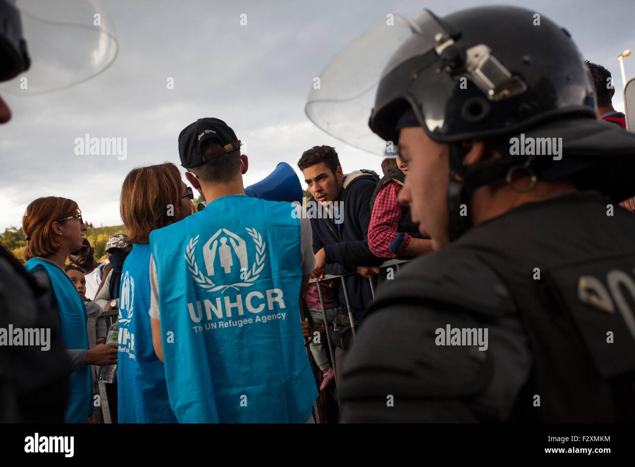 UNHCR-Freiwillige an der Grenze zwischen Slowenien und Kroatien im sprechen mit den Flüchtlingen Stockfoto