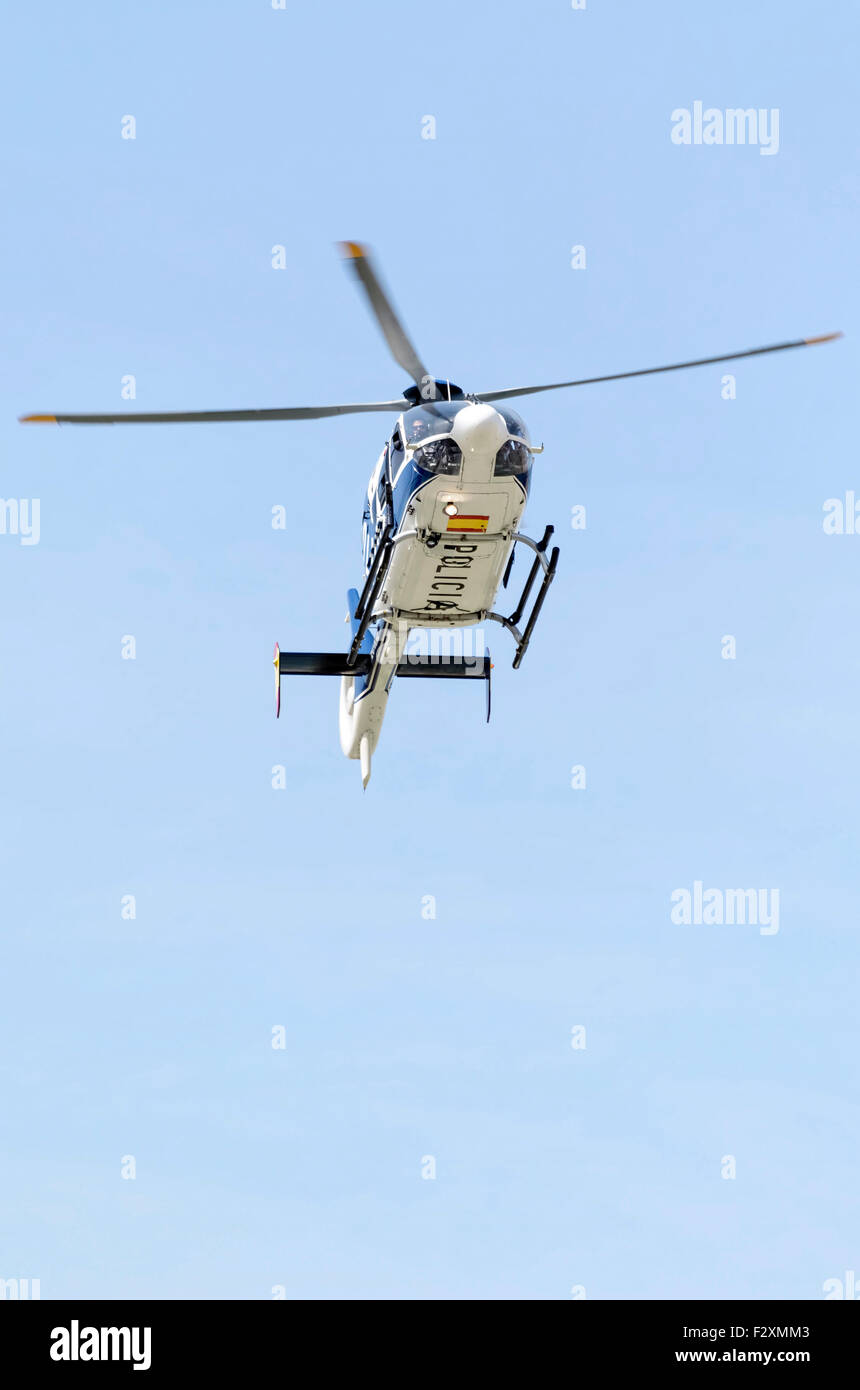 ALCALA DE HENARES, Spanien - 29. August 2015: Hubschrauber, der spanischen Polizei landet nach ihrer Fallschirmspringer gesprungen worden sind, Stockfoto