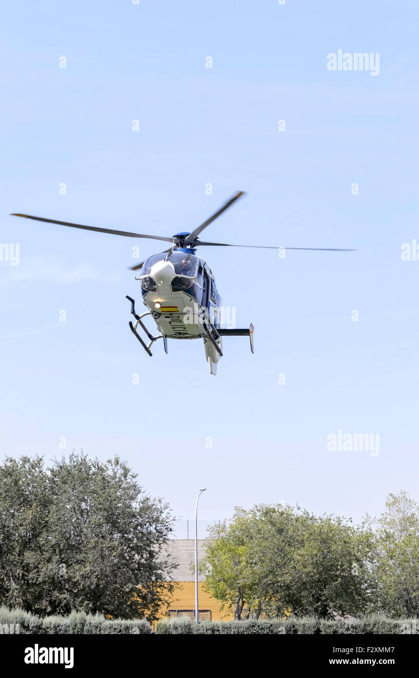 ALCALA DE HENARES, Spanien - 29. August 2015: Hubschrauber, der spanischen Polizei landet nach ihrer Fallschirmspringer gesprungen worden sind, Stockfoto