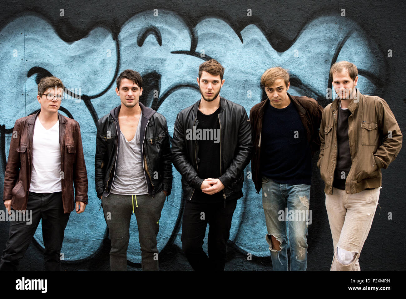 Hamburg, Deutschland. 24. Sep, 2015. Manuel Christoph Poppe, Christian Hummer, Reinhold Weber, Musiker Lukas Hasitschka (l-R) und Michael Marco Fitzthum (Künstlername: Marco Michael Wanda) der österreichischen Band Wanda posieren auf der Reeperbahn-Straße in Hamburg, Deutschland, 24. September 2015. Die Band aus Wien, Österreich, veröffentlichen ihr zweites Album mit dem Titel "Bussi" im Oktober 2015. Foto: HENRIK JOSEF BOERGER/Dpa/Alamy Live-Nachrichten Stockfoto