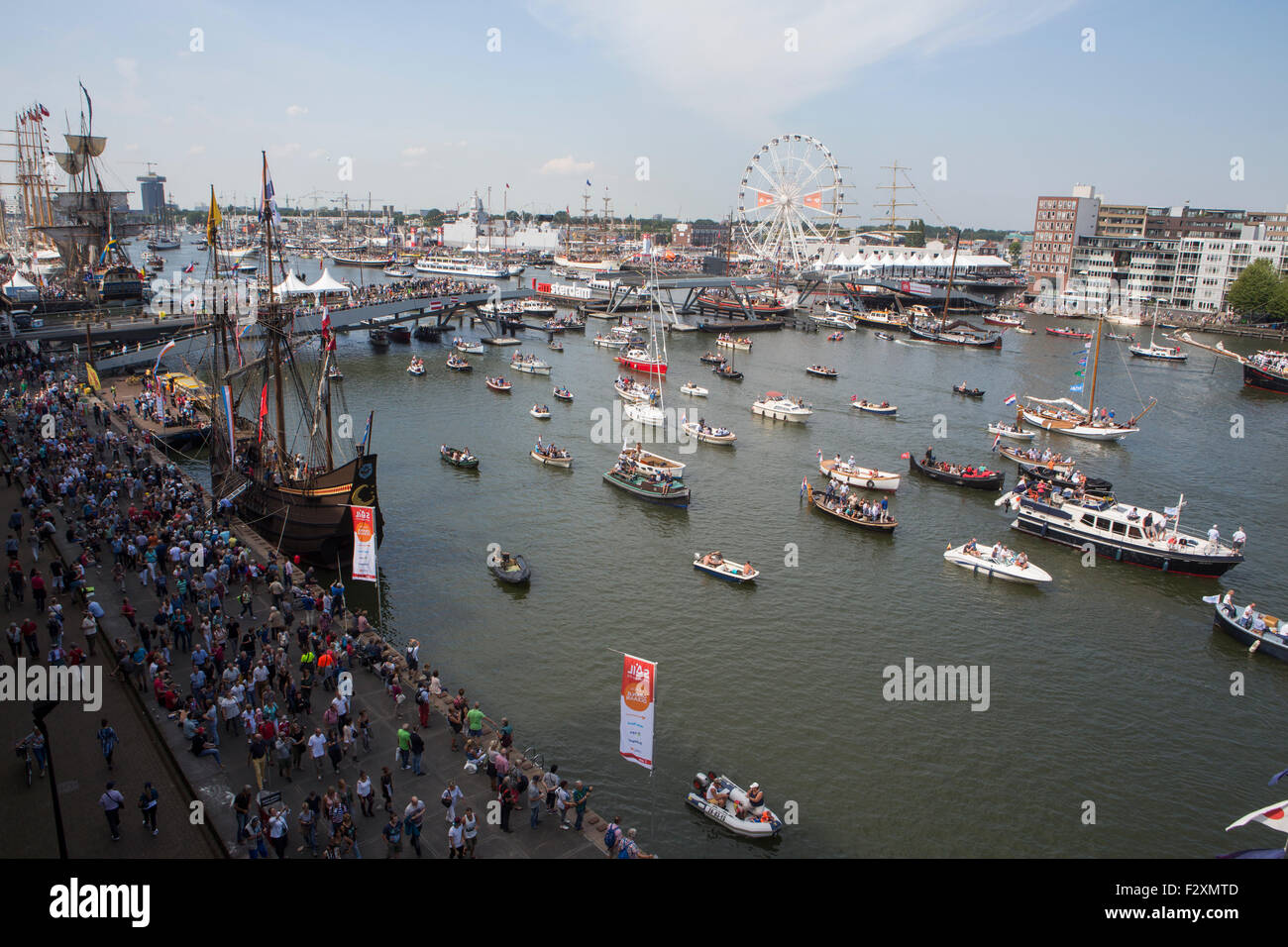viele Menschen besuchten Sail 2015 mit dem Boot an der IJ-Hafen in Amsterdam Stockfoto