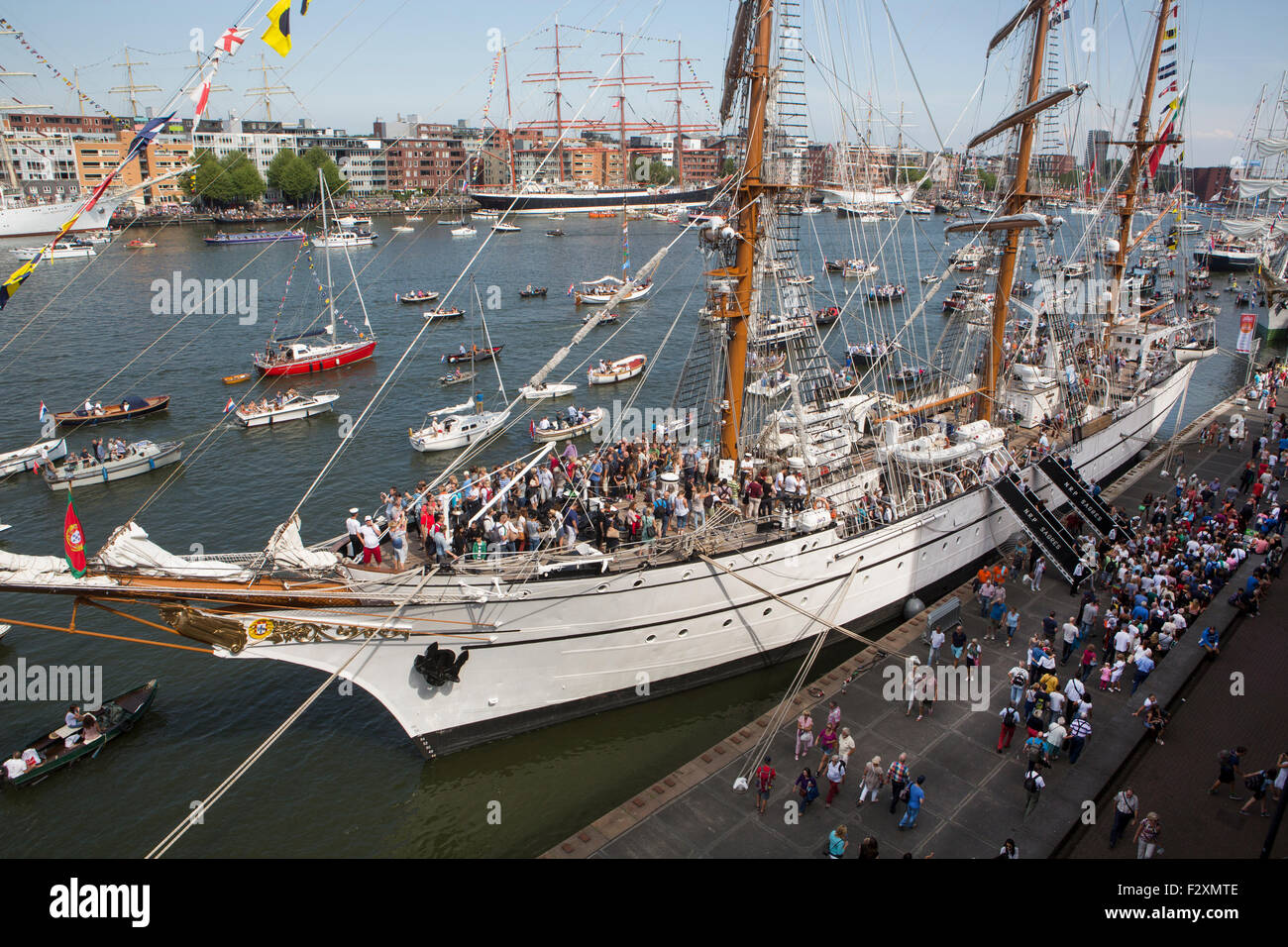 Besucher auf der Sail 2015 in Amsterdam Stockfoto
