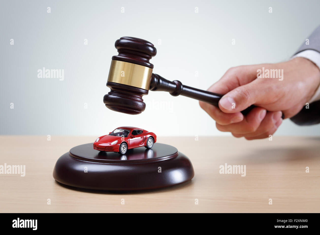 Hölzernen Hammer und das rote Auto Konzept für Kauf und Verkauf zur Auktion, Beschleunigung Überzeugung, erscheinen vor Gericht und Staatsanwaltschaft Stockfoto