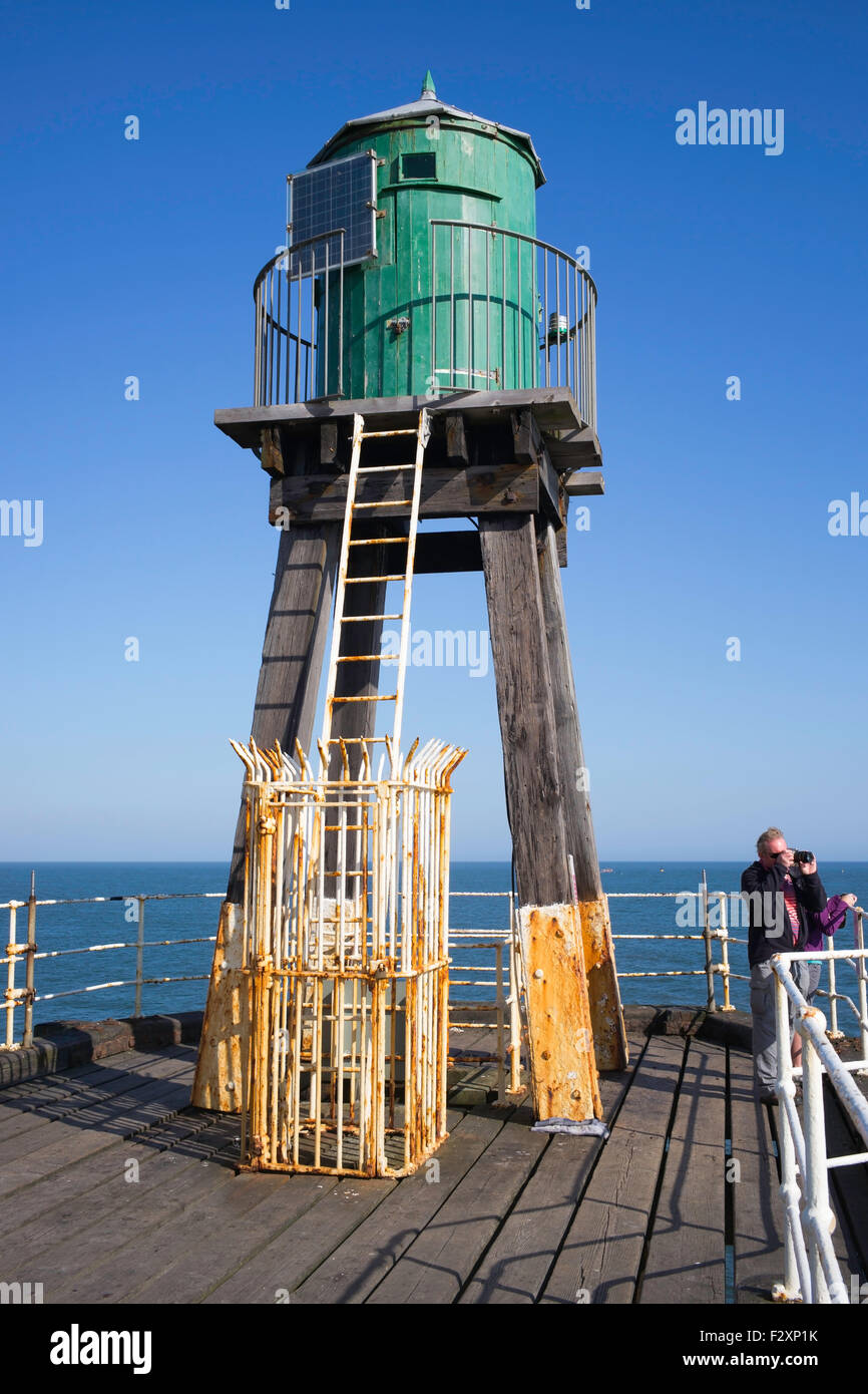 Über das grüne Licht Navigations Hilfe am Pier West, Whitby, Yorkshire, England Stockfoto