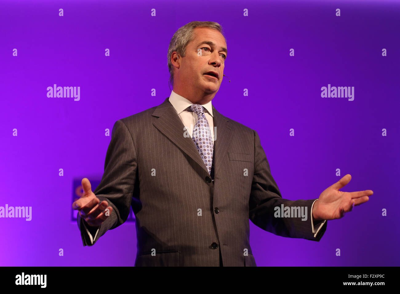 Doncaster, South Yorkshire, UK. 25. September 2015. Die ukip leader Nigel Farage Adressen einen Raum voller Unterstützer an der ukip nationale Konferenz in Doncaster South Yorkshire, UK. 25. September 2015. farage heute erklärt, dass er die EU-Referendum Schlacht vor seiner Partei Prioritäten zu setzen. Credit: Ian hinchliffe/alamy leben Nachrichten Stockfoto