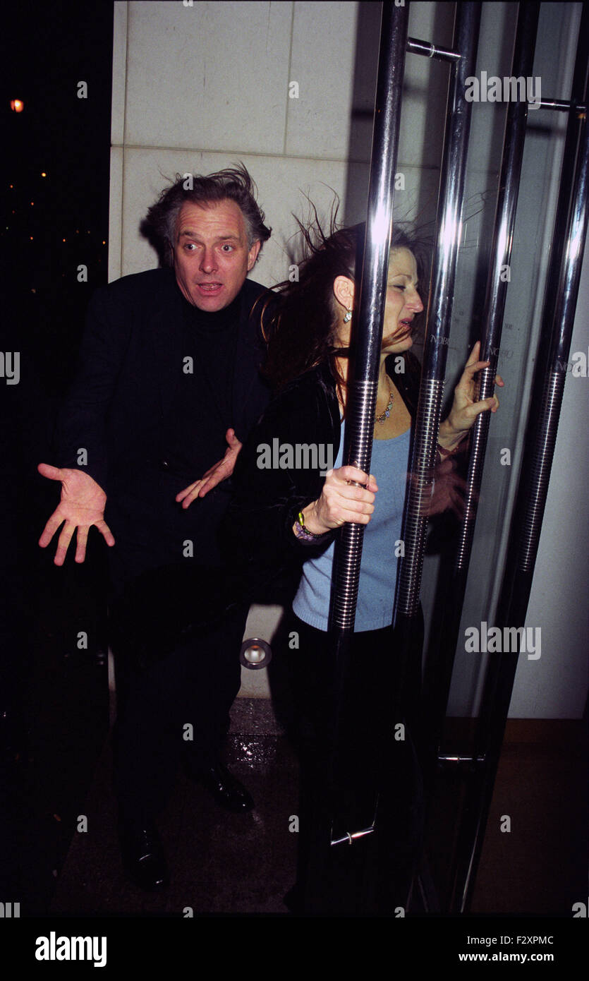 Rik Mayall praktische Tür, Witze über die Met Hotel verlassen zu müssen, nach dem Essen im Nobu, 3 Bilder (Kredit Bild © Jack Ludlam) Stockfoto