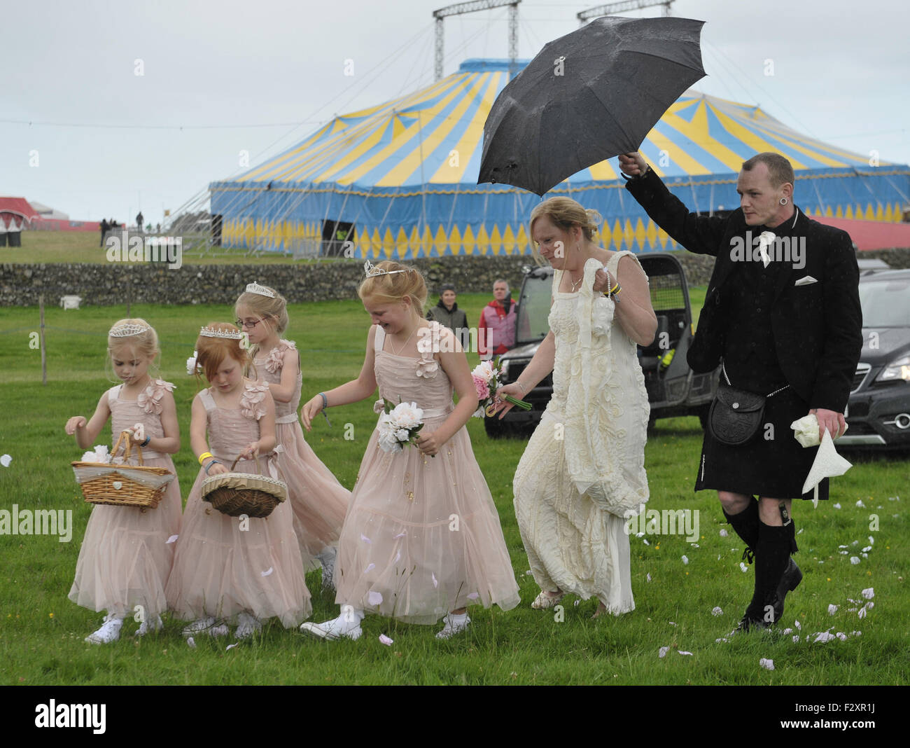 Tag zwei des Weidenmanns Musik Festival 2015 in Dumfries, Schottland.    Der Tag begann mit der Hochzeit von Suzanne Rutter und Alex Urquhart von Dundee.    Leider kamen schwere Regen begann als die Braut. Die Ringe wurden nach der Zeremonie von geliefert. Stockfoto