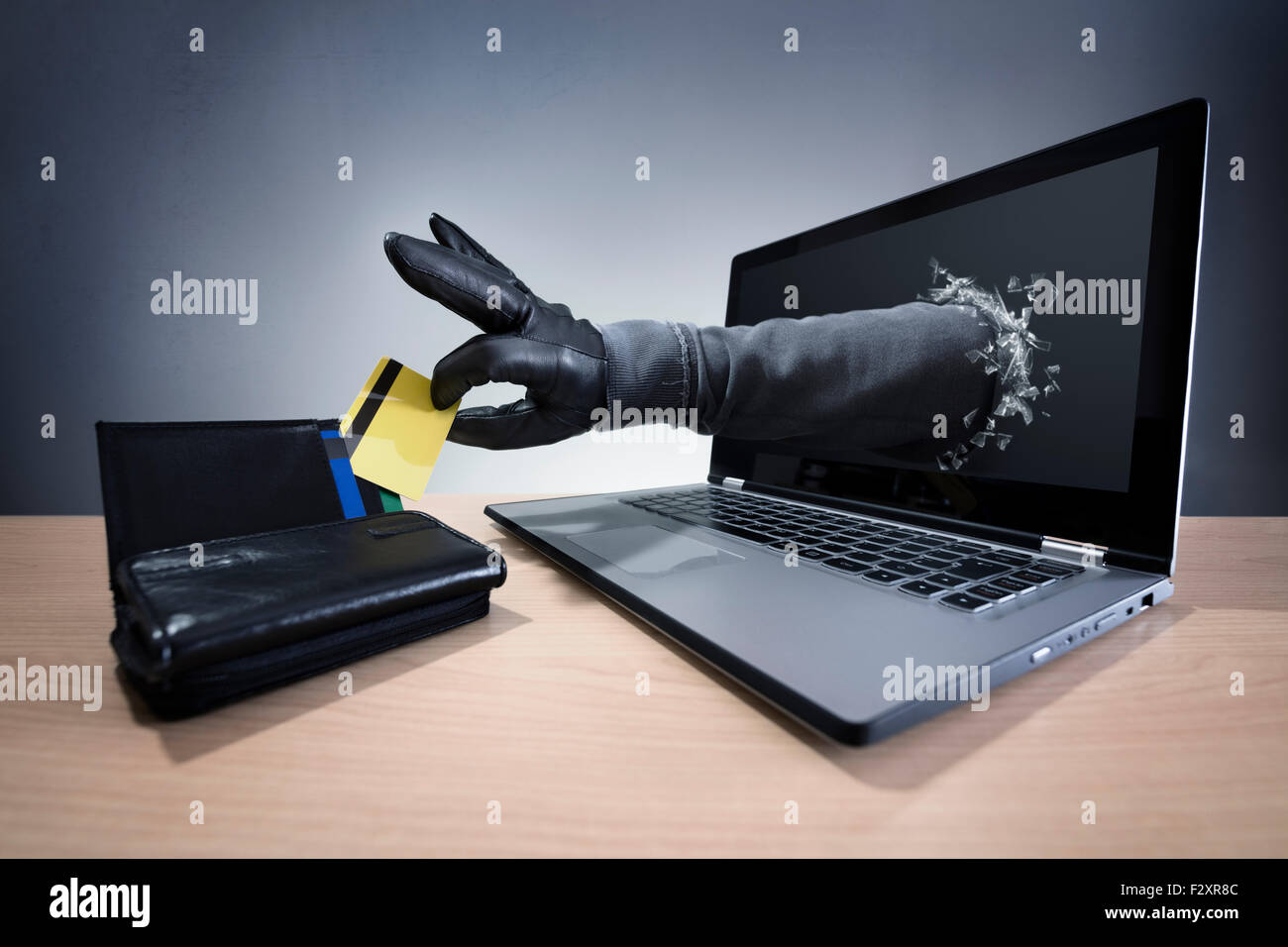 Diebstahl von Kreditkarten über ein Laptop-Konzept für Computer-Hacker, Netzwerksicherheit und electronic-Banking-Sicherheit Stockfoto