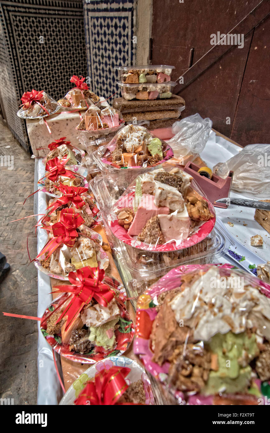 Verkaufsstand mit Geschenkverpackung Nougat in der alten Medina von Fez, Marokko Stockfoto