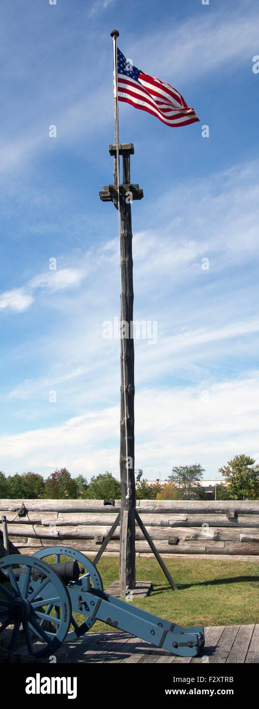 Amerikanische Flagge auf einer hölzernen Flaggenmast Fahnenstange am Fort Stanwix National Monument Rom New York USA uns Amerika Stockfoto