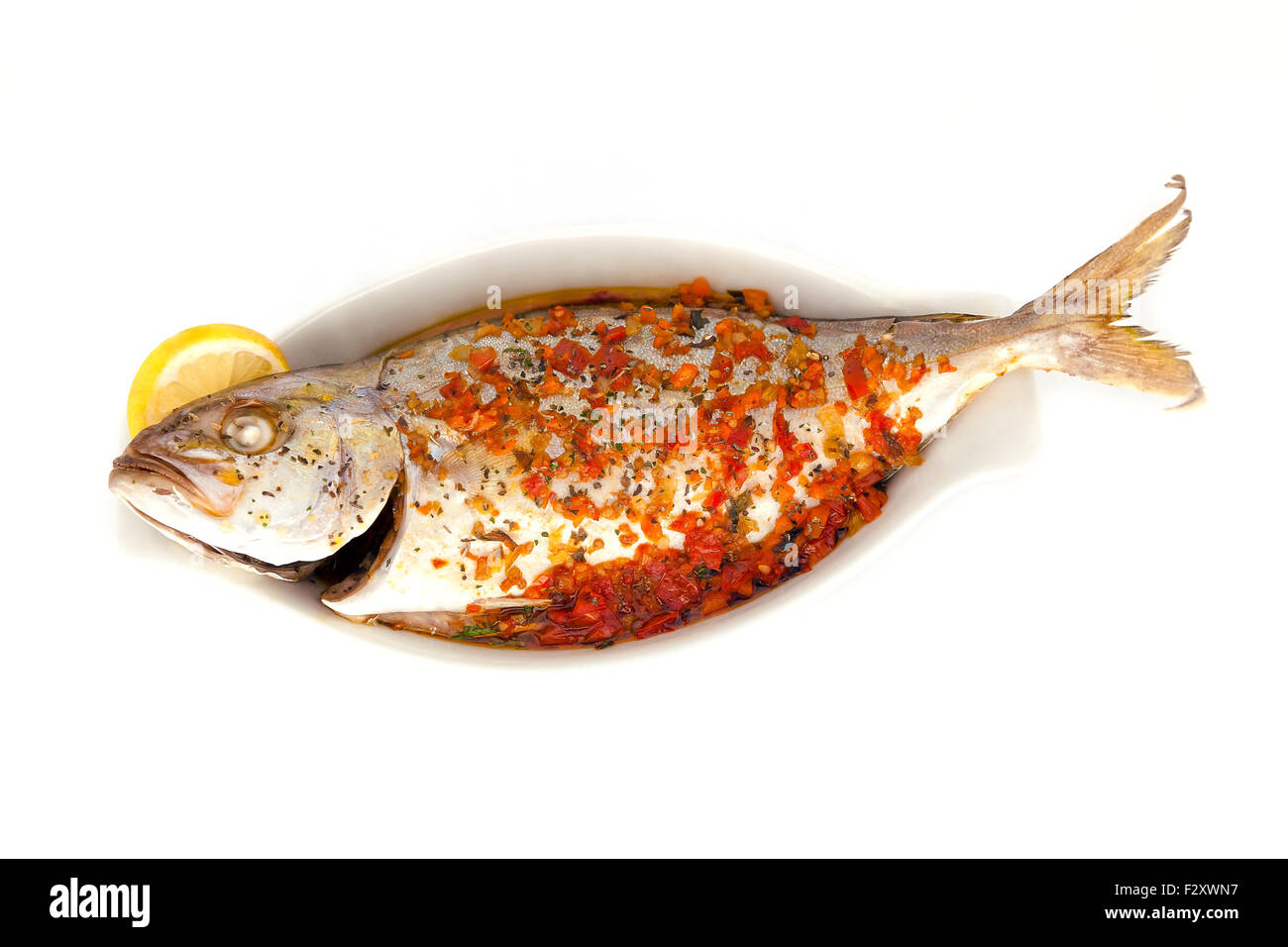 Fisch gebacken mit Zusatz von gebratene gemischte separat, Petersilie und Zitrone hergestellt. Stockfoto