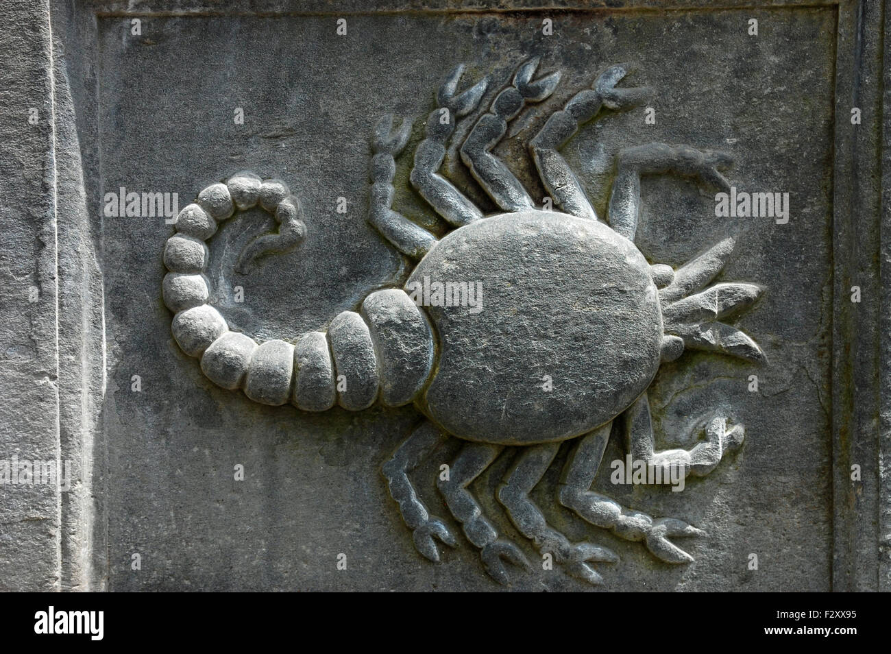 Stein Sternzeichen Symbol des Skorpions auf den Martinsbrunnen (Martins  Brunnen) in Chur Schweiz Stockfotografie - Alamy