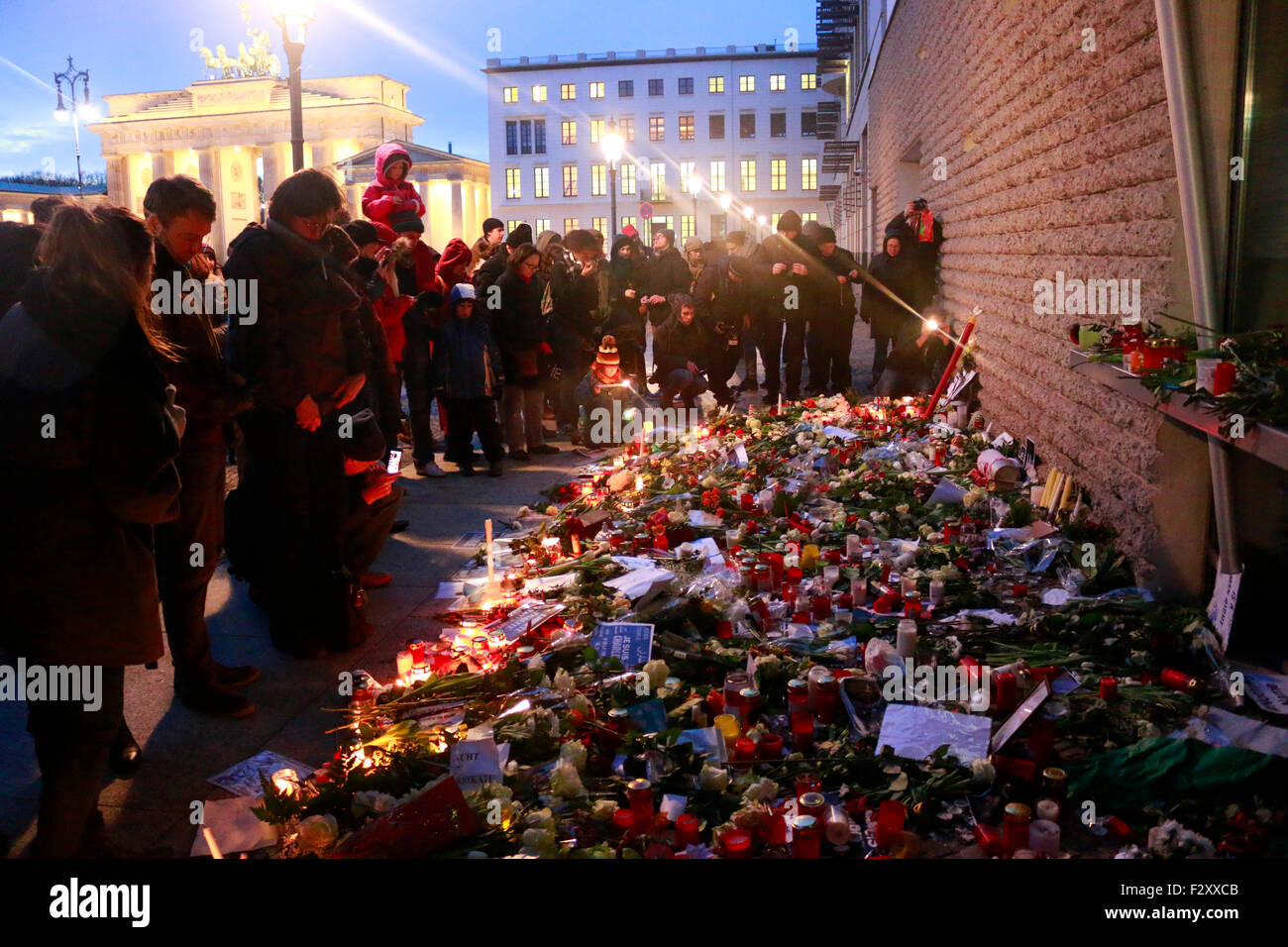 Demonstration - Trauerbekundungen Und Kondolenzbotschaften Vor der Franzoesischen Beschaffenheit Nach Den Terroranschlaegen von Paris Stockfoto