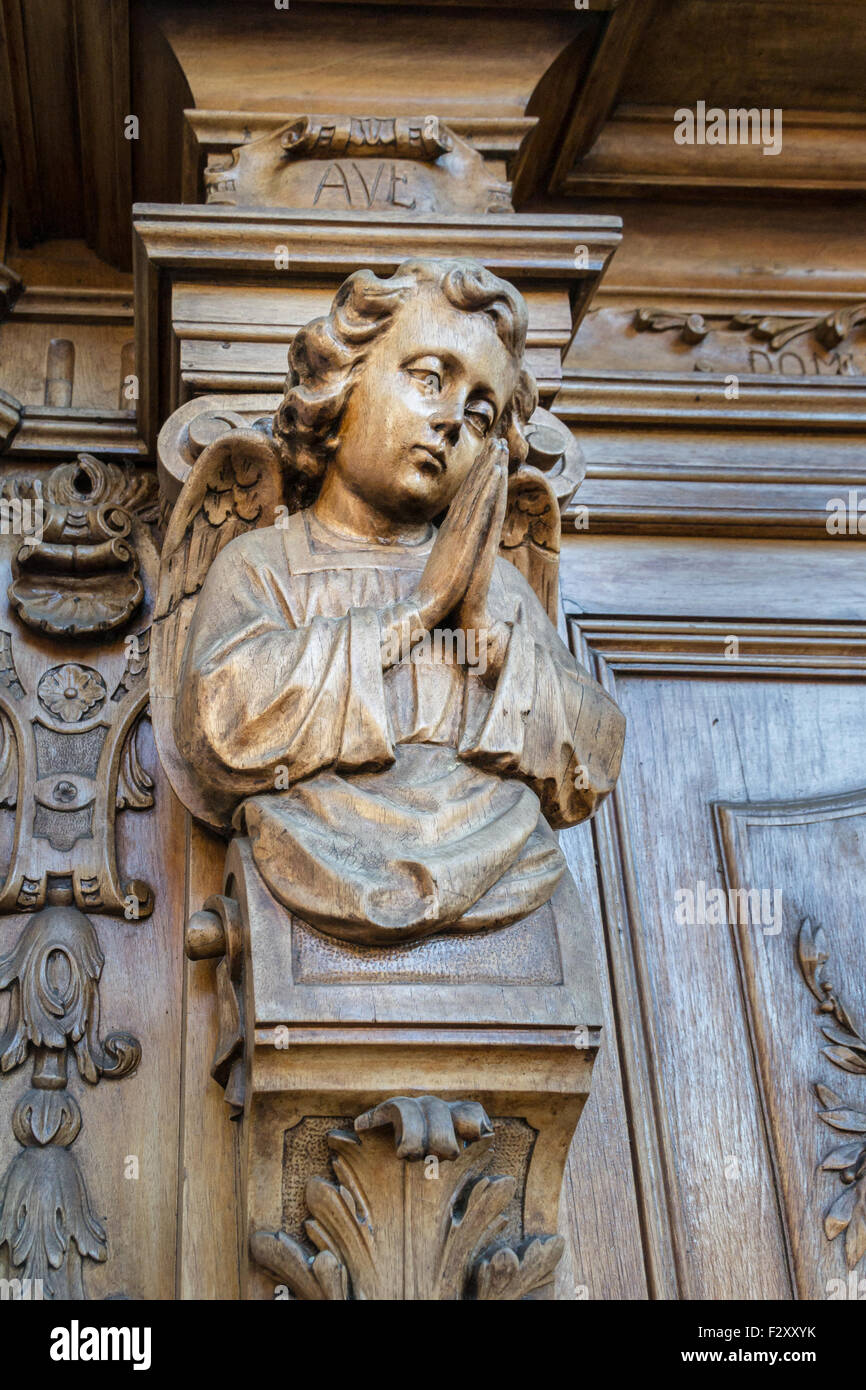 Detail der eine geschnitzte hölzerne Portal der italienischen Kirche. Stockfoto