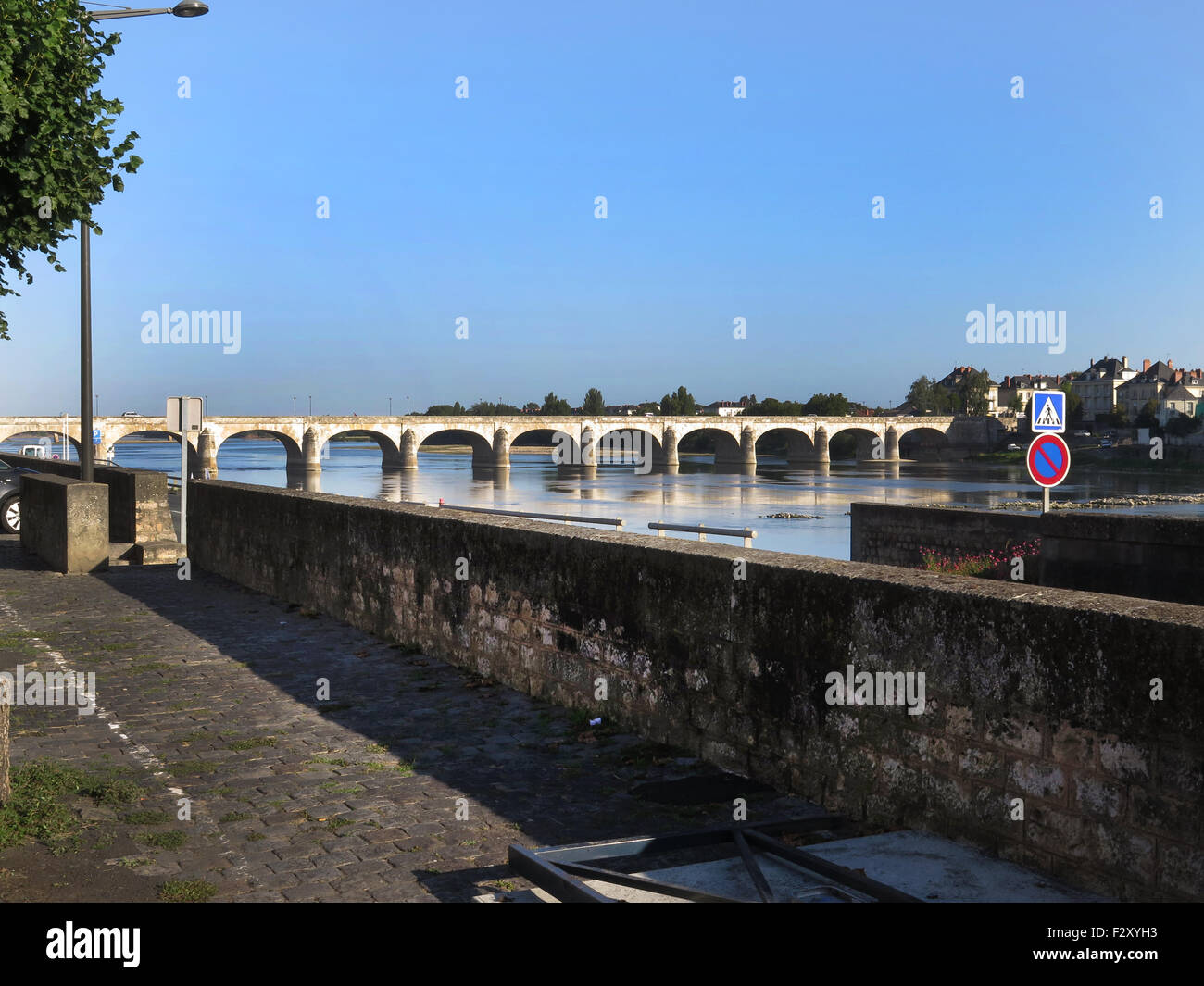 Brücke über den Fluss Loire bei Saumur - Pont Cessart, France Stockfoto