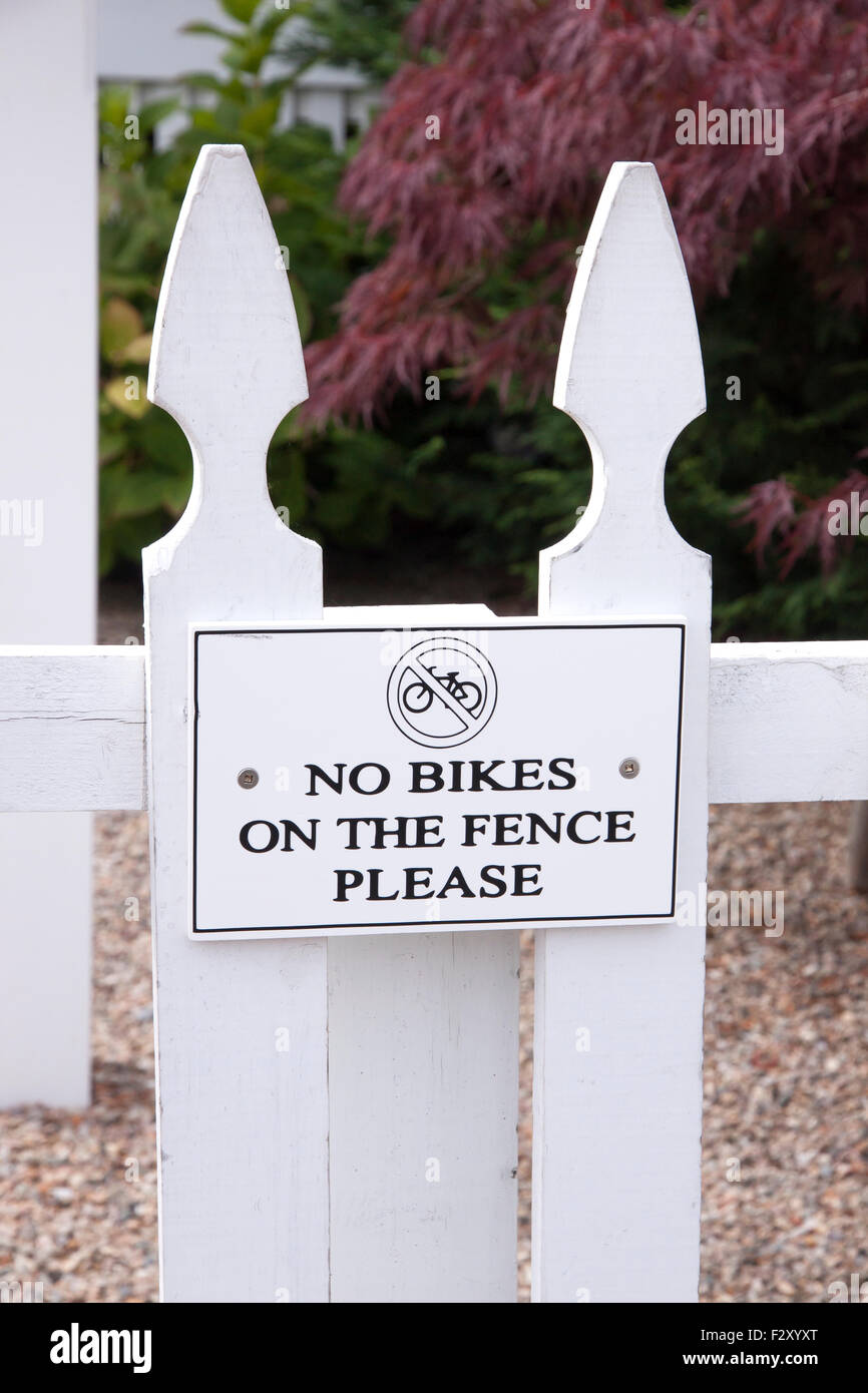 Schild mit der Aufschrift keine Fahrräder auf dem Zaun, weil es Privateigentum ist. Stockfoto