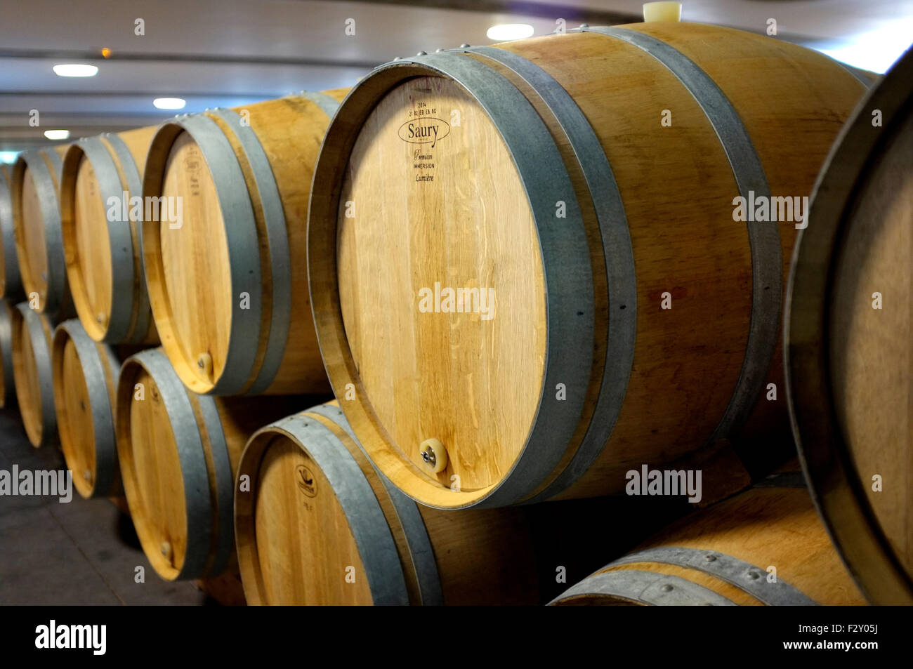Französische Eiche Fässer im Keller eines französischen Schlosses Stockfoto