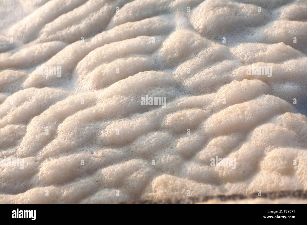 Schaum Schaum abstrakte Muster auf der Oberfläche des Sees Stockfoto