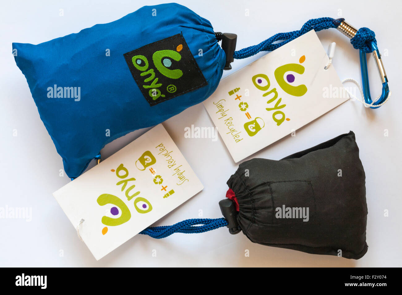 Onya recycelt einfach Taschen in Beutel und Etiketten - hergestellt aus recycelten Plastikflaschen rPET Stockfoto