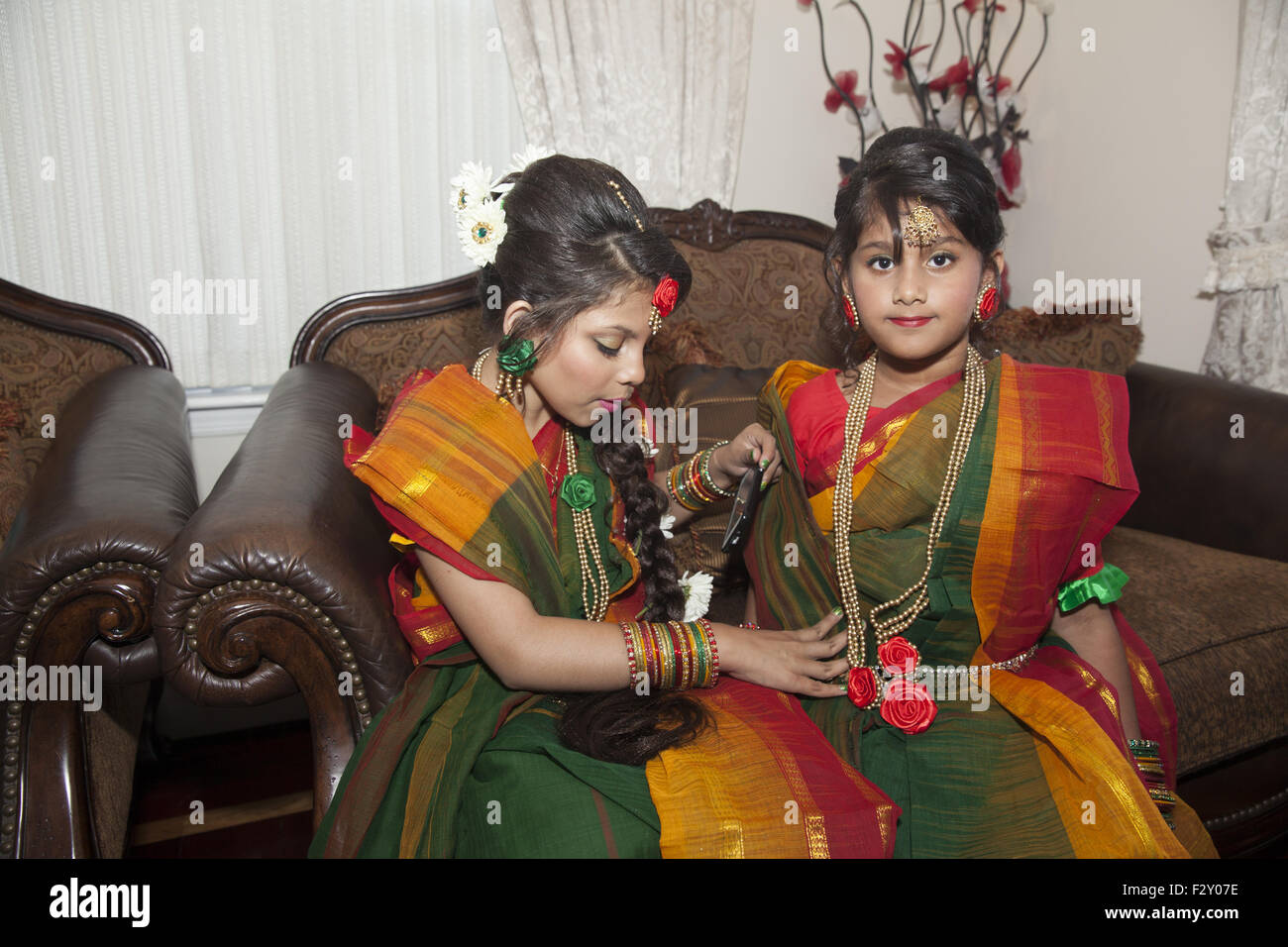 Kinder gekleidet für eine Hochzeit in der Familie. Bangladeshi Gemeinschaft, Brooklyn, NY. Stockfoto