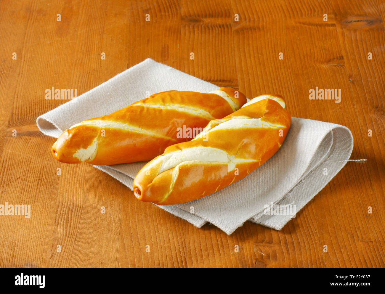 zwei Brötchen mit Stoff Leinen, auf dem Holztisch Stockfoto