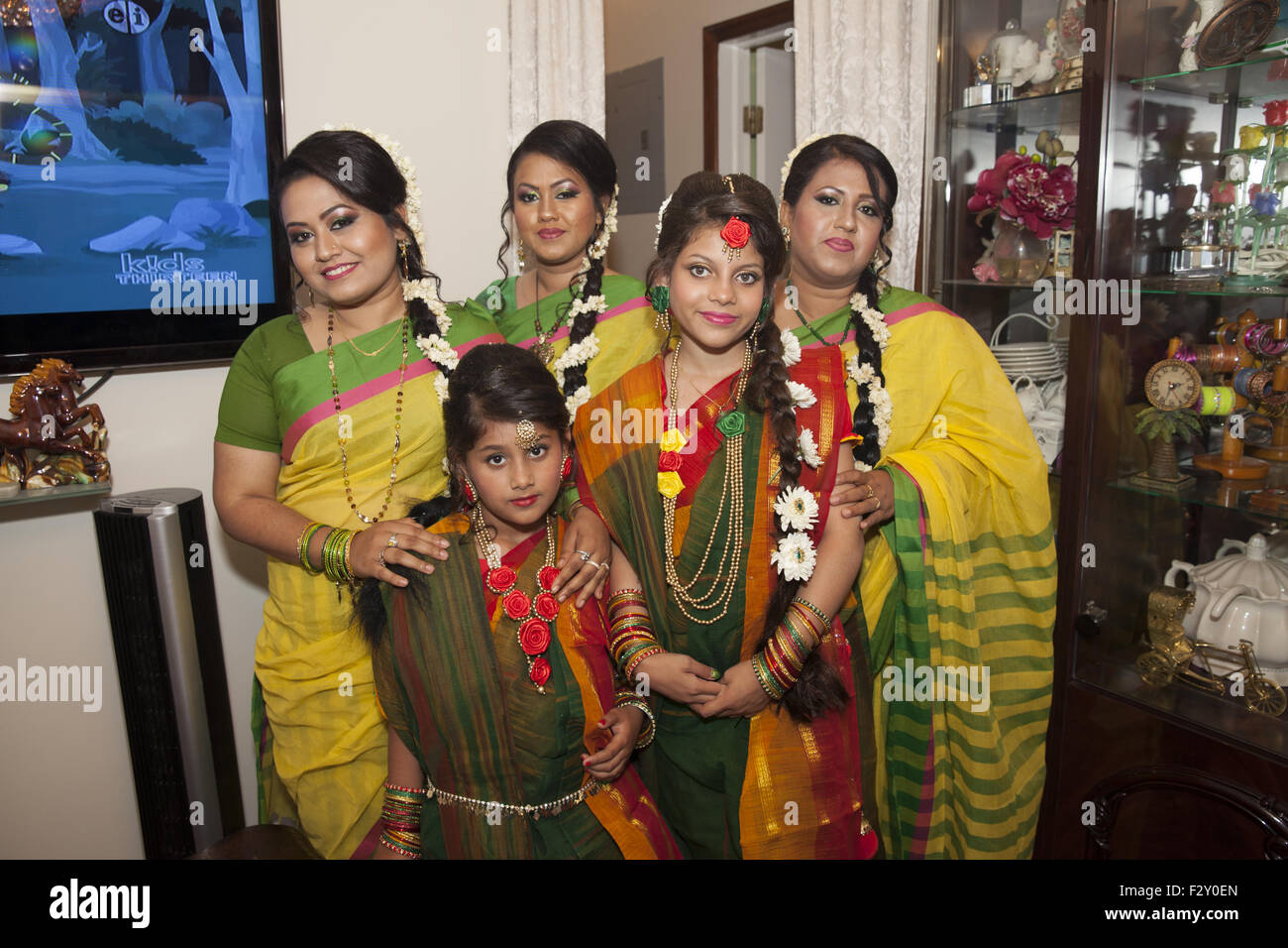 Bangladeshi weiblichen Verwandten zu Hause vor der Hochzeit eines Familienmitglieds in Brooklyn, New York. Stockfoto