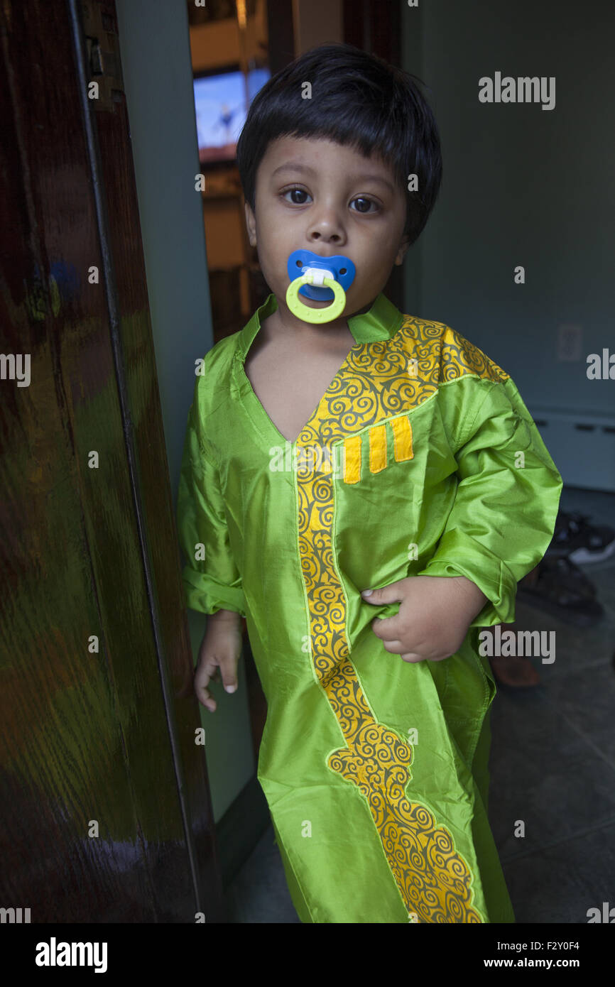 Bangladeshi amerikanische Kind seines Onkels in Brooklyn, New York Hochzeit gekleidet Stockfoto