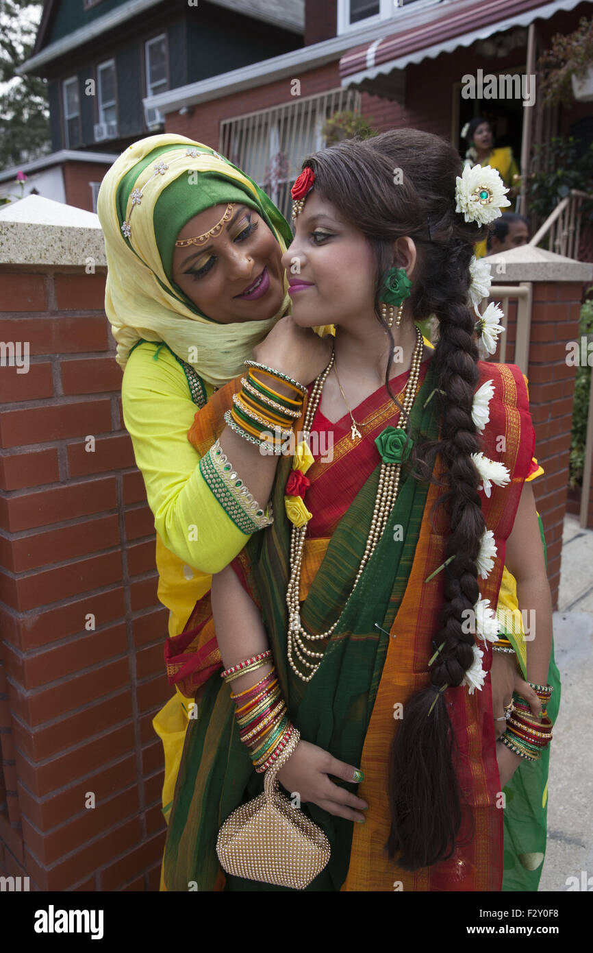Bangladeshi muslimische Mutter und Tochter für ihres Bruders Hochzeit gekleidet in Brooklyn, New York. Stockfoto
