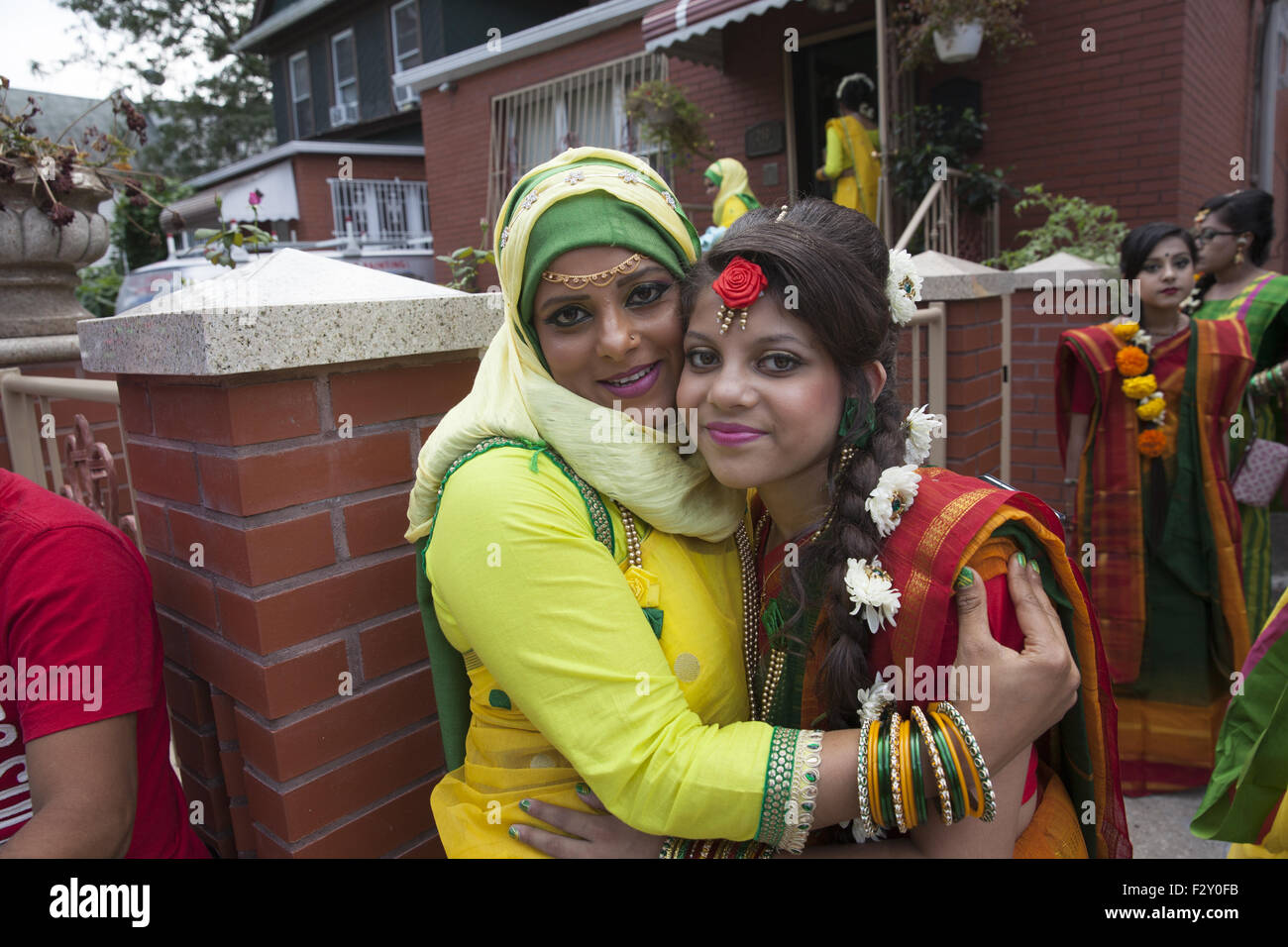 Bangladeshi muslimische Mutter und Tochter für ihres Bruders Hochzeit gekleidet in Brooklyn, New York. Stockfoto