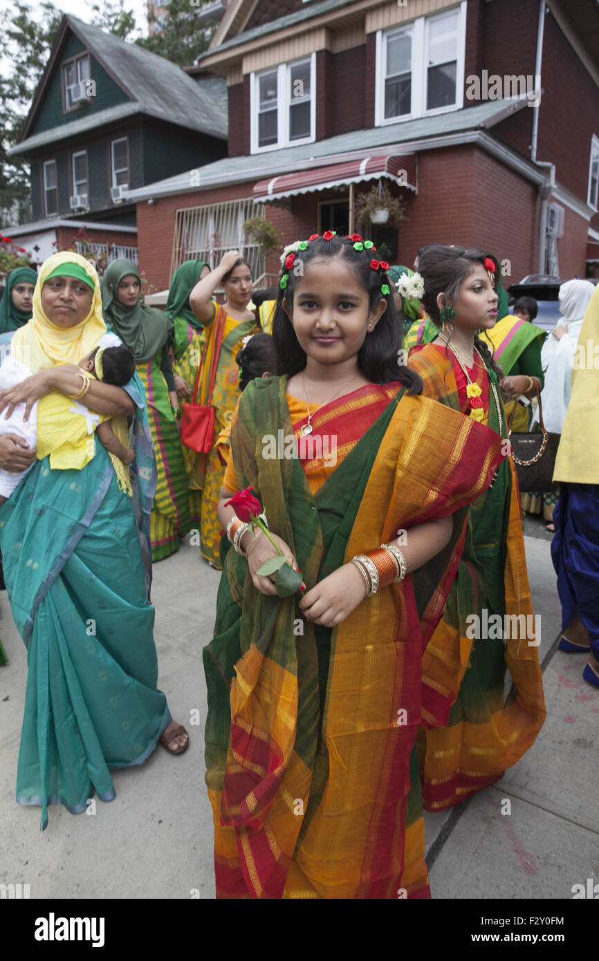 Amerikanische Mädchen aus Bangladesch gekleidet für die Hochzeit eines Verwandten in Brooklyn, New York. Stockfoto