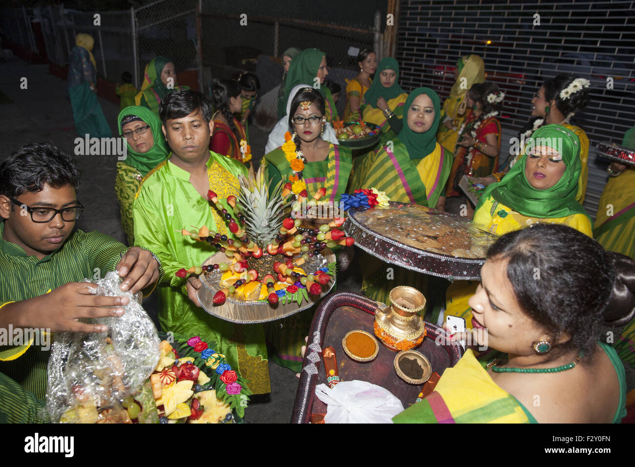 Familie & Freunde des Bräutigams bringen Lebensmittel die Bangladeshi Hochzeitsfeier in Brooklyn, New York. Stockfoto