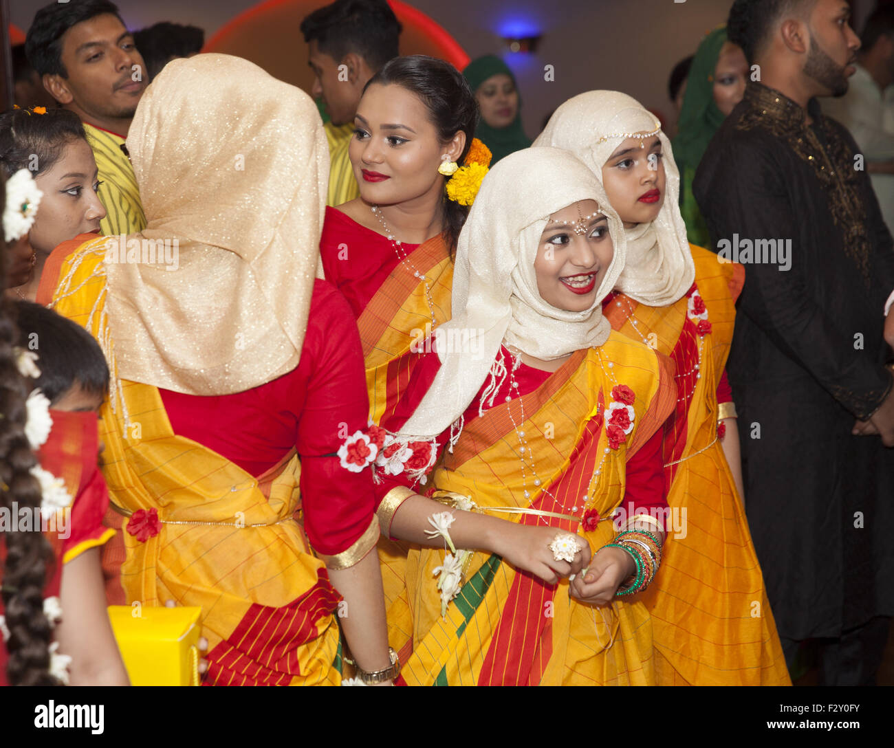 Junge Bangldeshi muslimischer Mädchen verkleidet bei einer Hochzeitsfeier in Brooklyn, New York. Stockfoto
