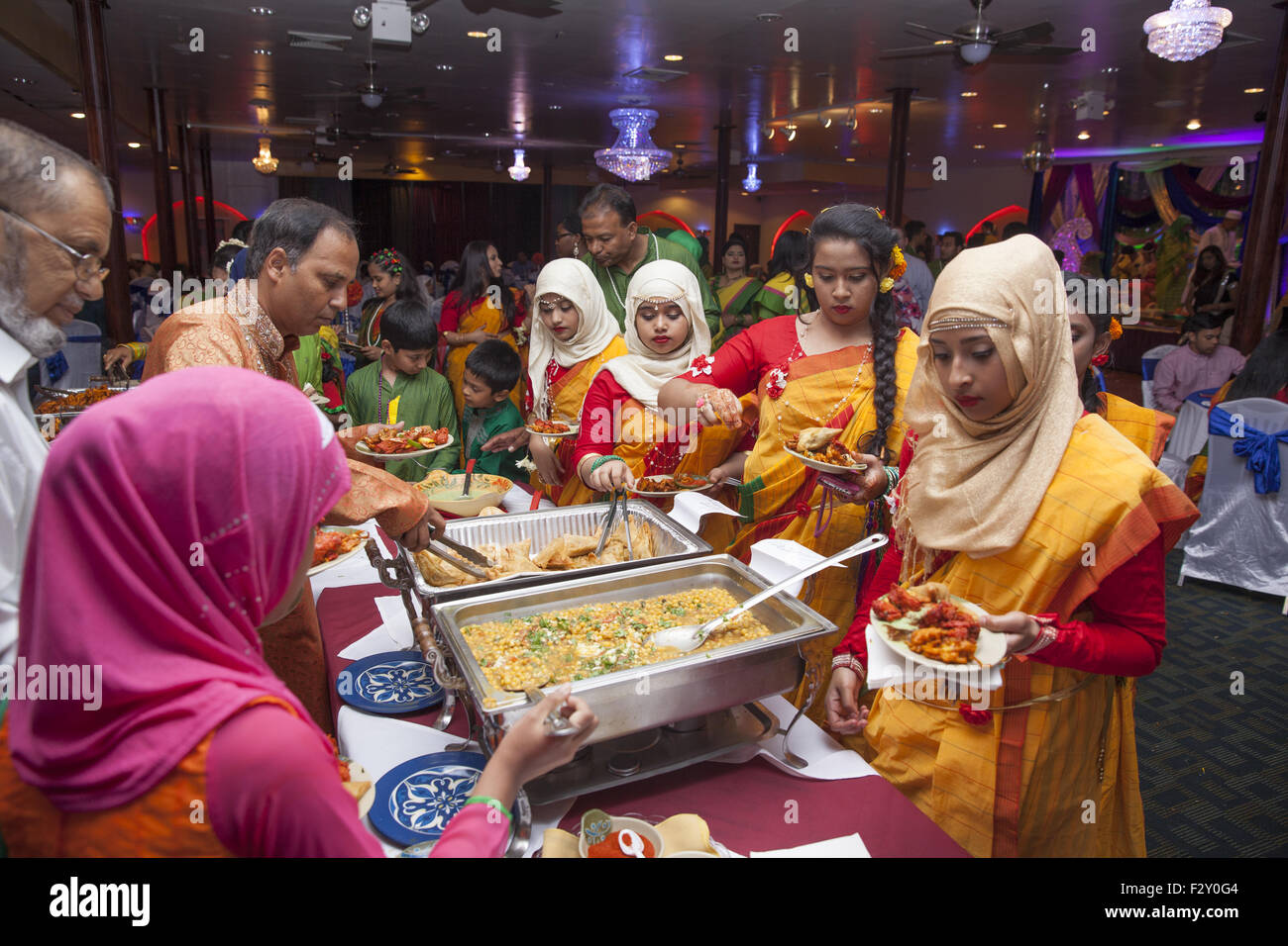 Zeit für einige frisst auf ein Bangladeshi muslimische Hochzeit in Brooklyn, New York. Stockfoto