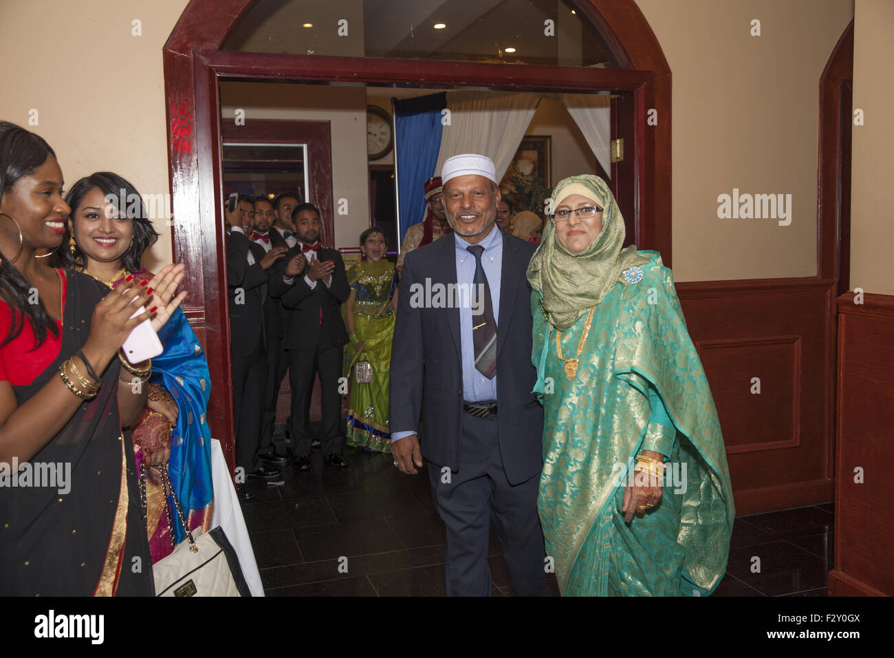 Bangladeshi muslimische Mutter und Vater des Bräutigams betreten die Empfangshalle in Brooklyn, New York. Stockfoto