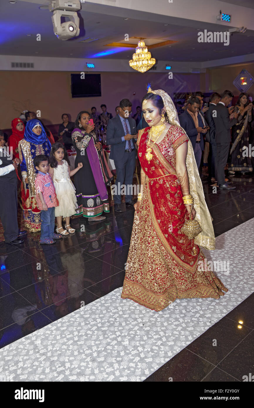 Bangladeshi muslimische Braut betritt den Hochzeitssaal Rezeption in Brooklyn, New York. Stockfoto