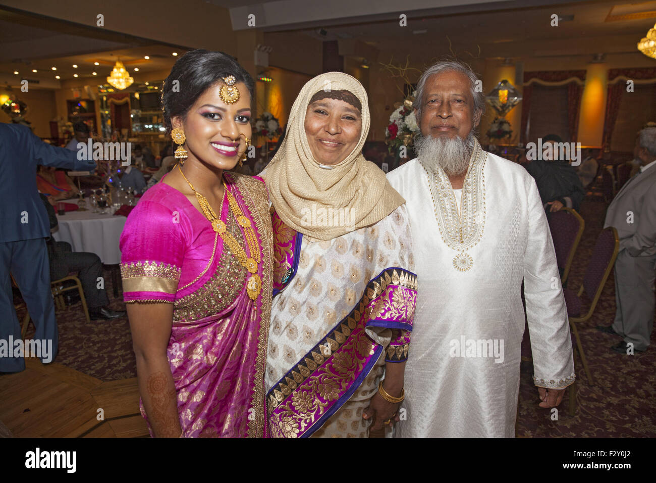 Gäste bei einer muslimischen Hochzeitsfeier aus Bangladesch, Brooklyn, NY. Stockfoto