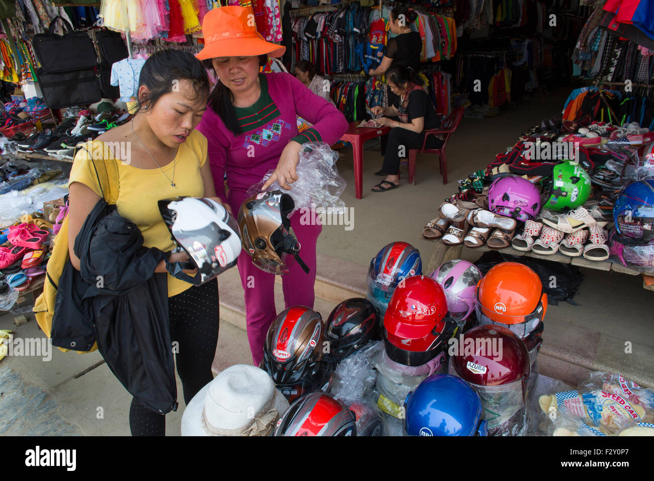 Ethnischen Hmong-Stamm, Einkaufen bei Muong Hum Markt, Vietnam. Stockfoto