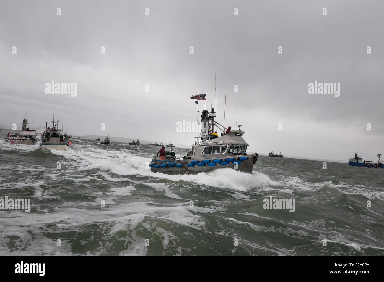 Fallen im Netz für Rotlachs und versucht, Outmanuever das andere Boot.  Naknek River, Bristol Bay, Alaska. Stockfoto