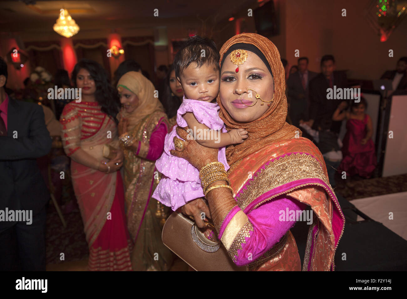 Bangladeshi Weedding Empfang. Schwägerin, der Bräutigam mit ihrem Baby, Brooklyn, NY. Stockfoto