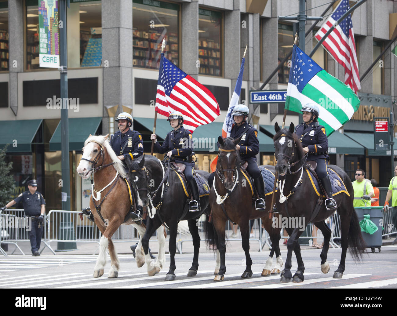 NYPD Offiziere führen den Labor Day Parade auf der 5th Avenue in New York City. Stockfoto