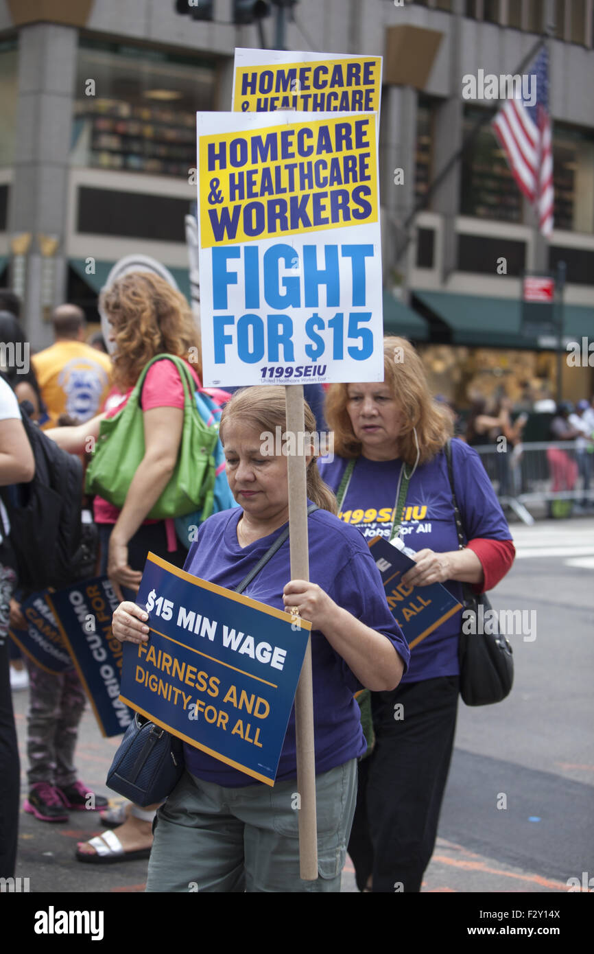 SEIU, Service Employees International Union Mitglied Märsche in der Labor Day Parade in New York für einen Mindestlohn von $15. Stockfoto