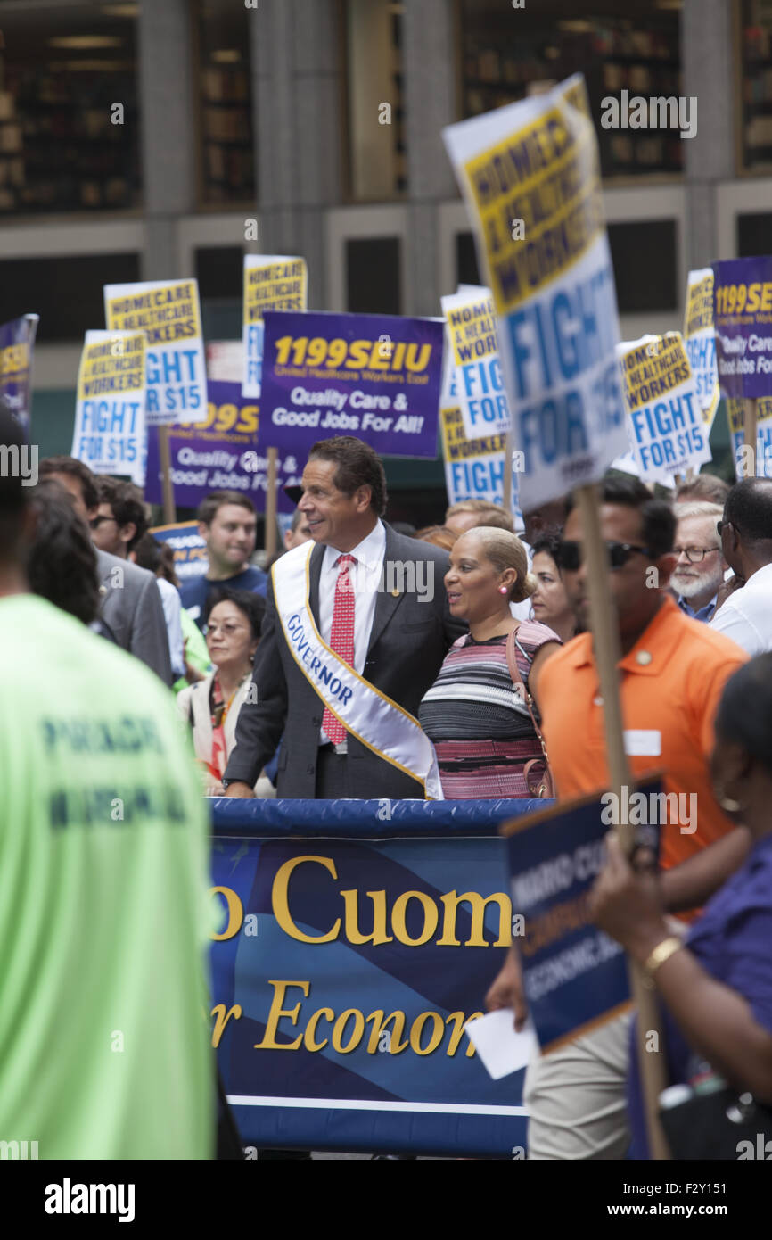 Gouverneur Andrew Cuomo marschiert in der Labor Day Parade auf der 5th Avenue in New York City. Stockfoto